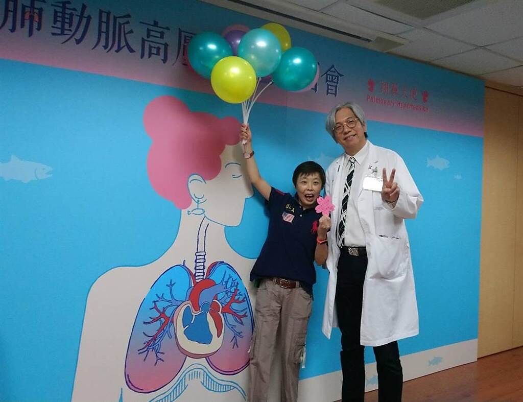 王小姐（圖左）是先天性心臟病患者，7歲時曾接受手術，因為疾病關係身材瘦小，站在身高185公分的吳懿哲醫師（圖右）身邊更顯嬌小。（馬偕醫院提供）