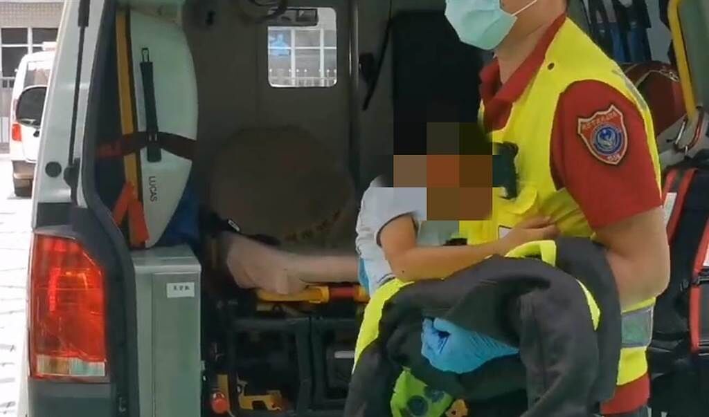 藝人林志穎在桃園市蘆竹區開特斯拉出車禍，兒子送醫時由消防員抱進醫院。（翻攝照片）