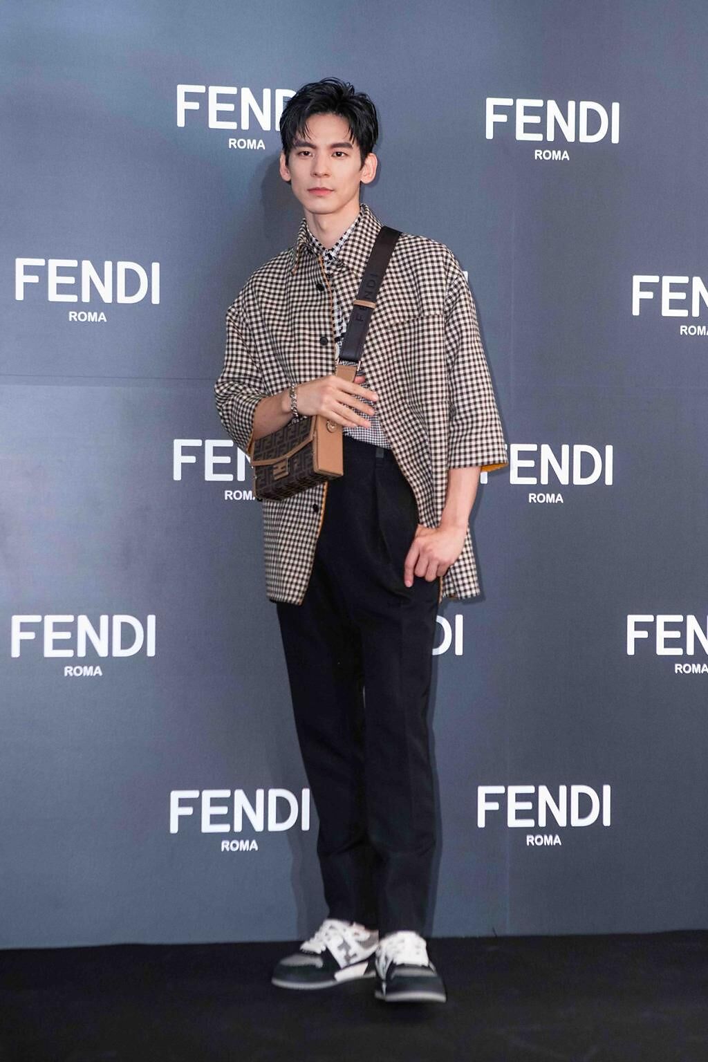 林柏宏以丹迪風格出席FENDI男裝店開幕活動，身上的Oversize外套讓他愛不釋手，想直接穿回家。（吳松翰攝）