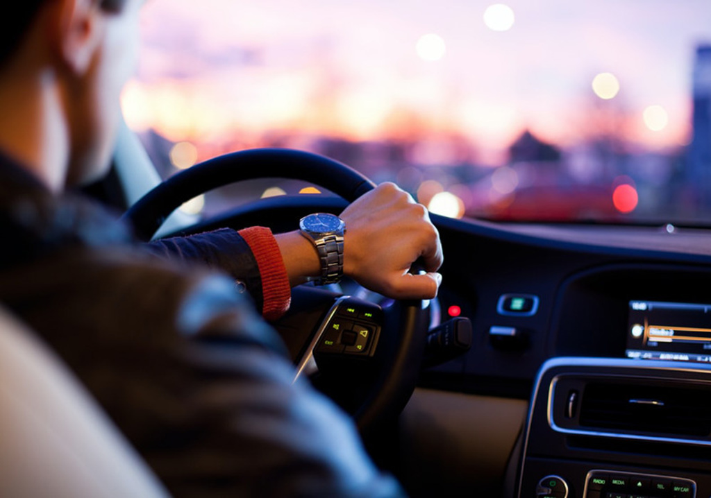 一名駕駛開車發現儀錶板有一警示燈亮起，發文困惑求解。(示意圖/翻攝自unsplash)
