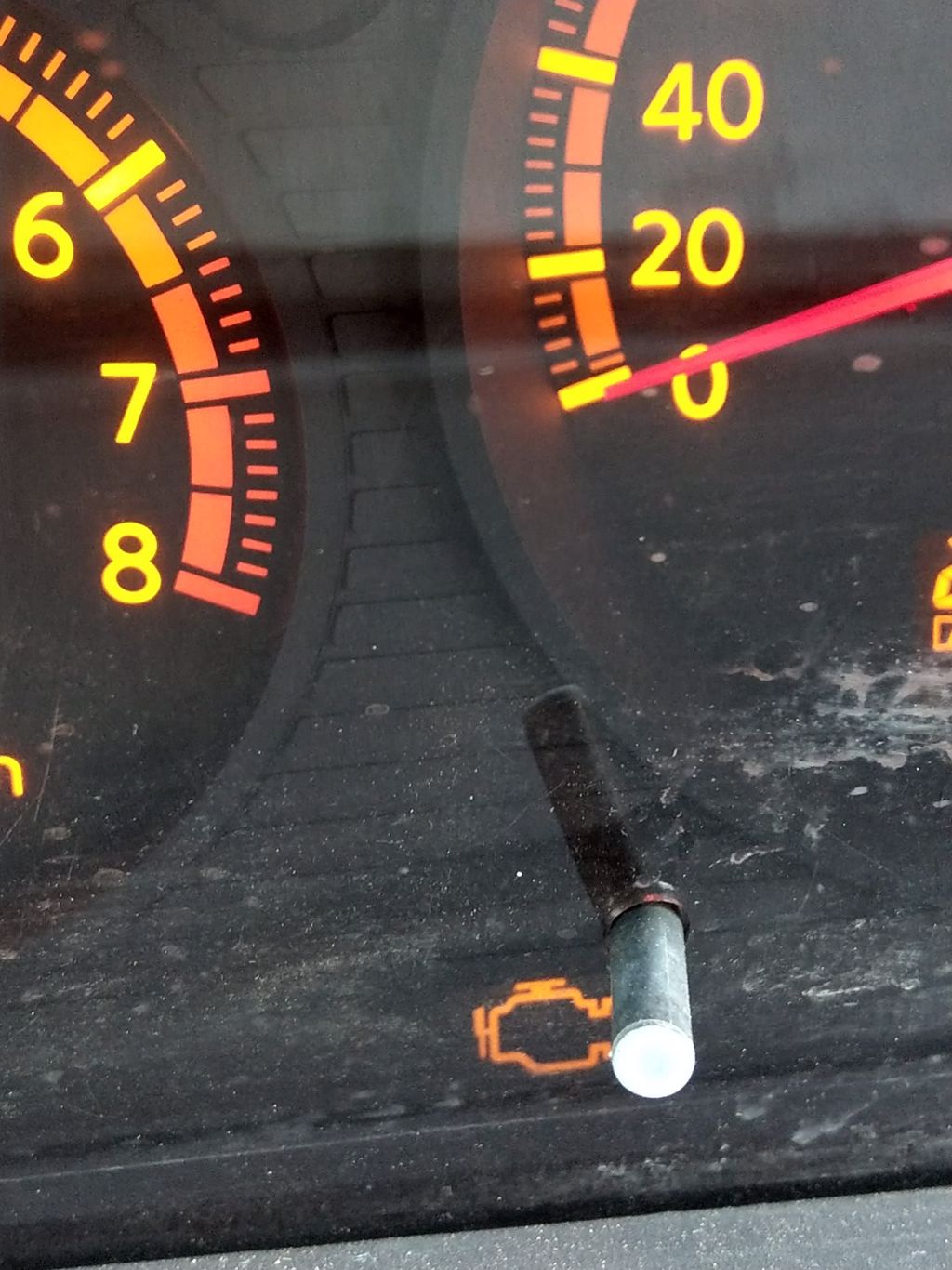 一名網友外出發現車速突下降，其儀錶板有一警示燈亮起。(圖/翻攝自臉書「爆系知識家」)