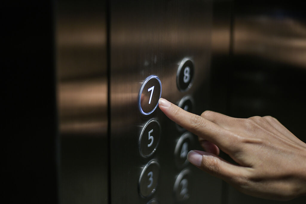 一名阿嬤在醫院搭電梯時，只按了7樓，沒想到別層樓的燈號居然突然亮起。（示意圖／shutterstock）