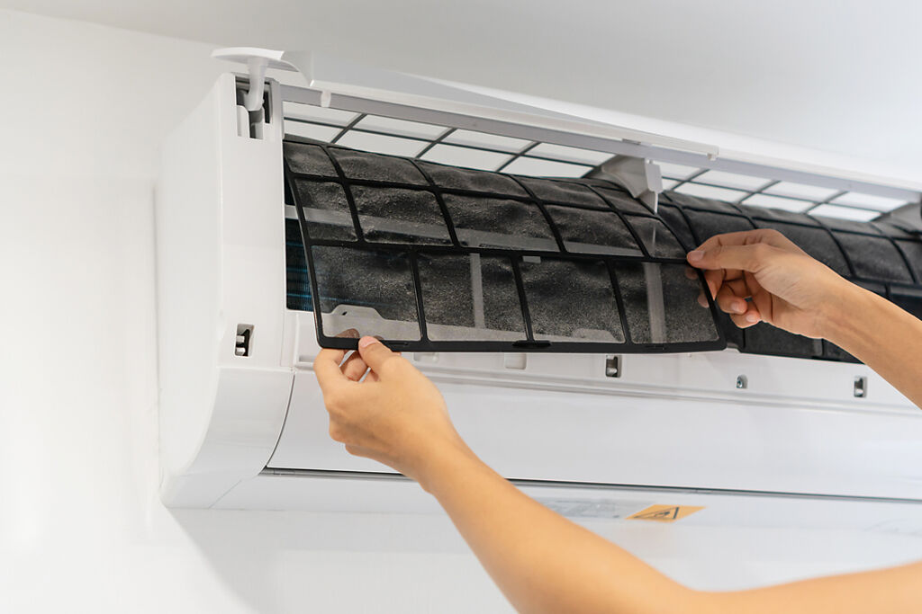 定期清洗冷氣濾網，不僅能增強冷房效果，還可省下不少電費。（示意圖／Shutterstock）