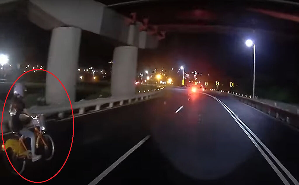 騎士行駛在新北市二重疏洪道時，被1輛YouBike超車過去，讓他傻眼「車速70了」。（翻攝自YouTube頻道「WoWtchout - 地圖型行車影像分享平台」）