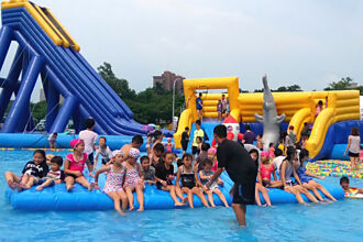 旗津黑沙玩藝節驚喜加碼 65米氣墊滑水道暑期五六日免費玩！