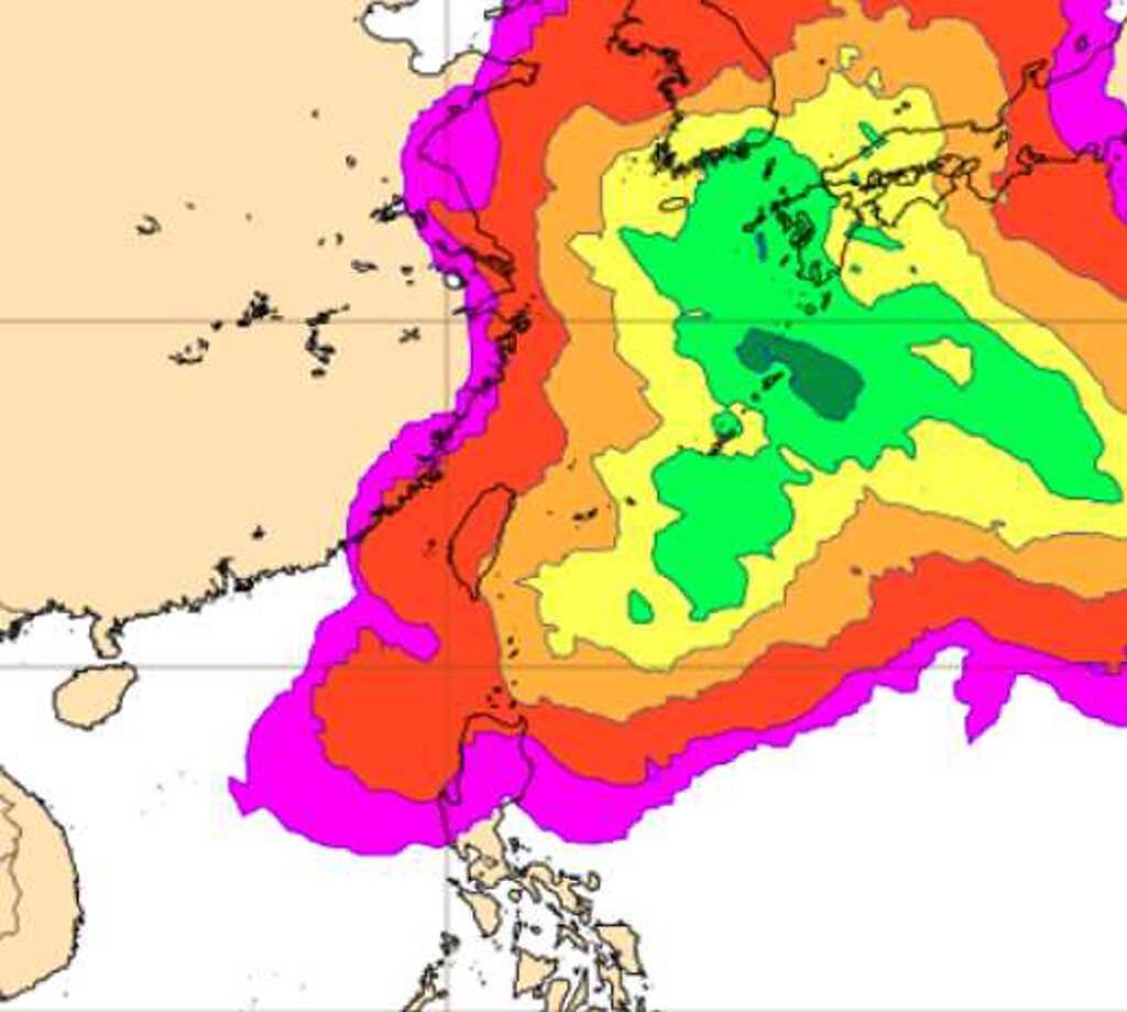 最新(23日20時)歐洲(ECMWF)系集模式，模擬周六(30日20時)台灣東方海面「熱帶擾動」的發展機率，以琉球東側海面機率較高(約60%)，愈近台灣、機率愈低(≦20%)。(翻攝自「三立準氣象· 老大洩天機」)