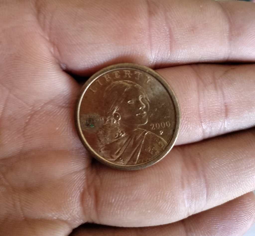 一名男網友分享早餐店老闆找給他的奇怪硬幣。（圖／臉書社團爆廢公社公開版）
