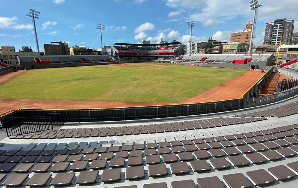 斥資12億元重新設計、改建的新竹棒球場22日風光啟用，24日中職就宣布延賽更換場地。（陳育賢攝）