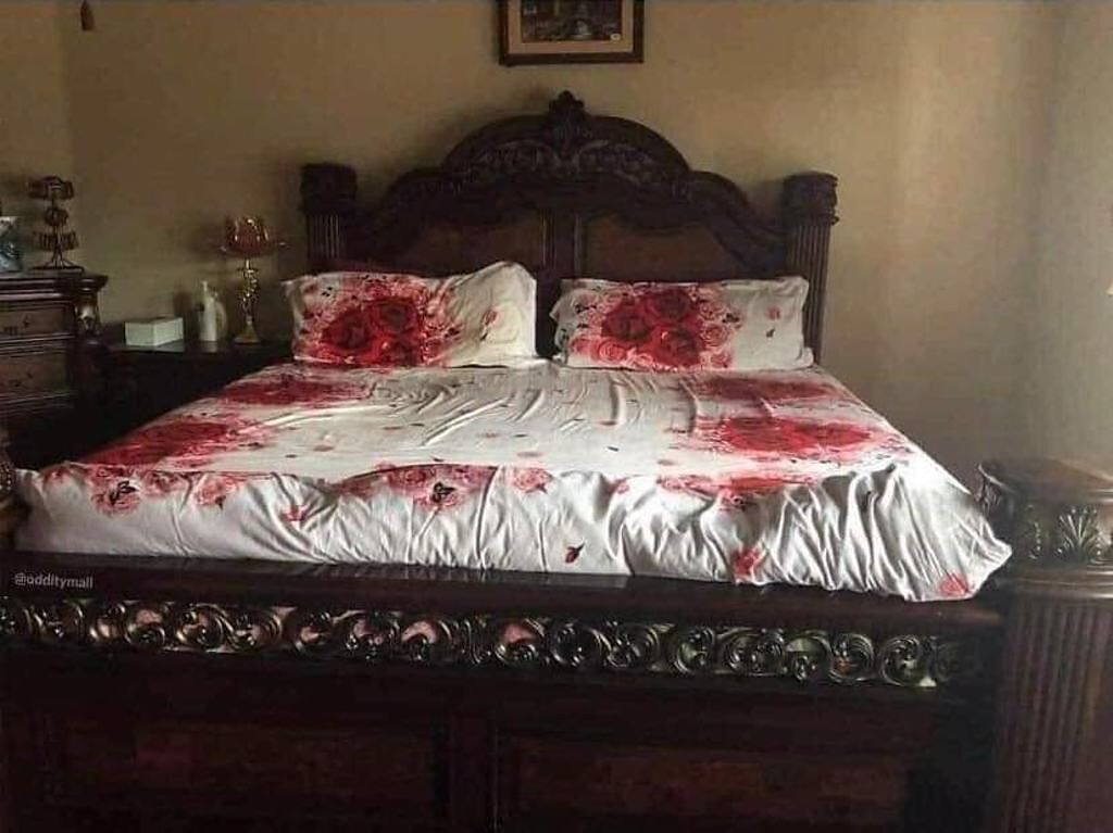 男子鋪上新買的玫瑰花風格的床單，然而上面的花樣竟然看起來像「命案現場」的血跡。（翻攝自臉書爆廢公社二館）