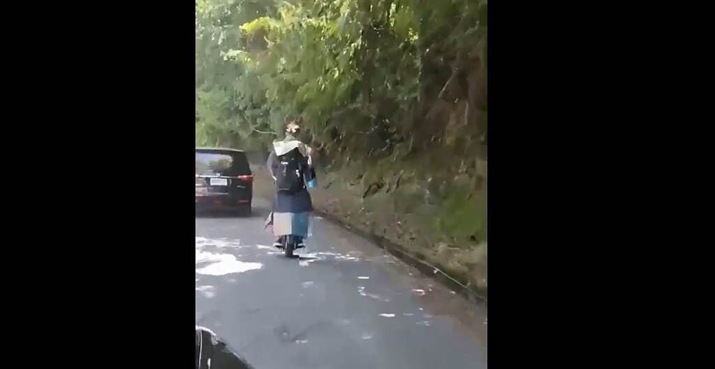 北宜公路上出現一名扮成殭屍的男子，騎乘電動單輪車在道路上，還不時對路過車輛揮手。（民眾提供／吳佩蓉宜蘭傳真）