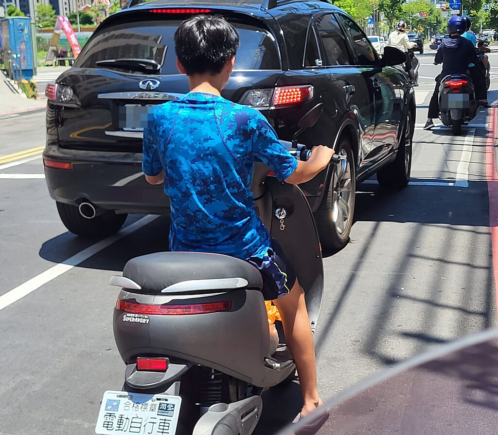 男子看見疑似國小生騎電動自行車在路上橫衝直撞，他不禁嘆氣「恐怖的移動式神主牌」。（翻攝自臉書爆廢公社）