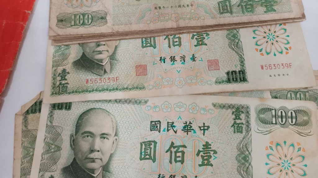 一名女子大掃除時翻出20張「綠色百元鈔」。（圖／翻攝自「爆料公社二社」臉書）