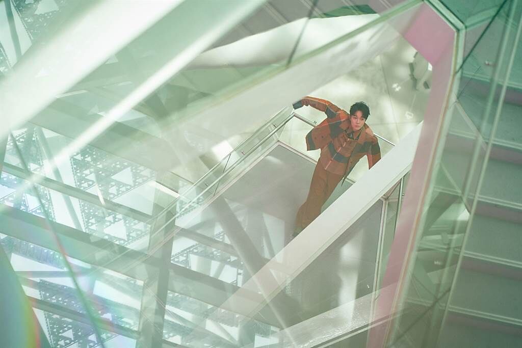 吳青峰在美術館拍攝〈戀人絮語〉MV。（環球音樂提供）