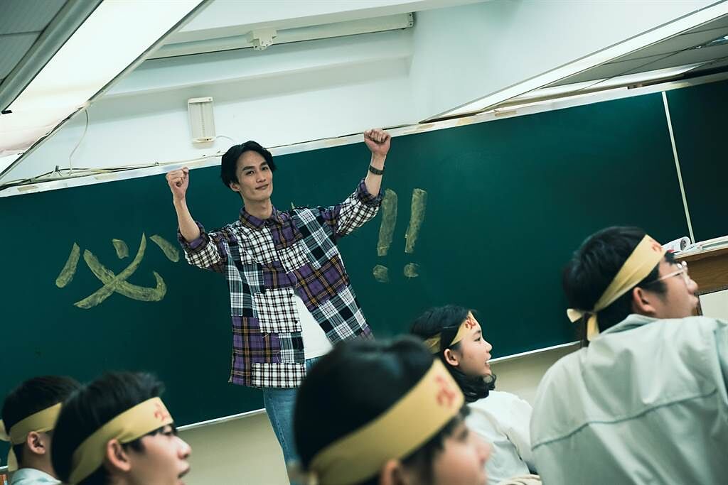 李英宏在《走過愛的蠻荒》飾演幽默風趣的補教老師姜定邦。（MyVideo提供）