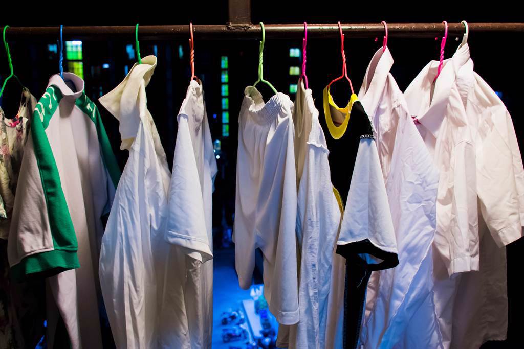 農曆七月期間，連曬衣、收衣時間都有禁忌。(示意圖/Shutterstock)