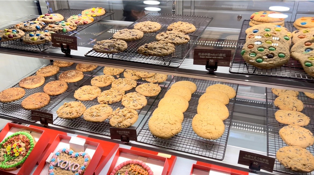 「美國菲爾斯太太餅乾」微風店品項眾多。(圖/賴冠菱攝)