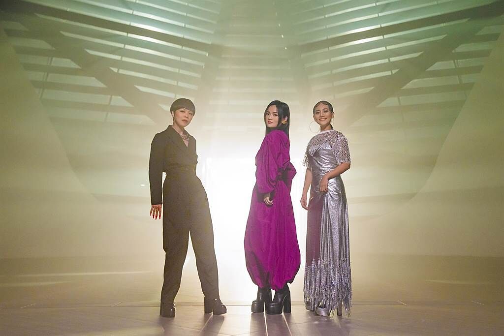 Brandy（左起）、徐佳瑩、阿爆合組限定女團「拉爆布」。（亞神音樂提供）