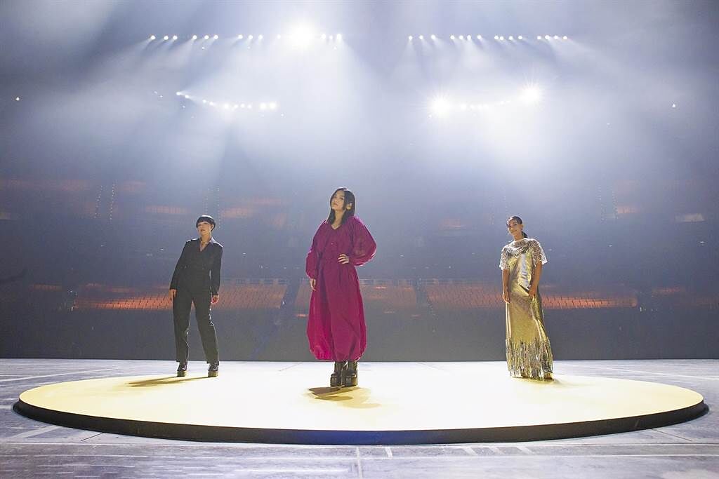 Brandy（左起）、徐佳瑩、阿爆合組限定女團「拉爆布」。（亞神音樂提供）