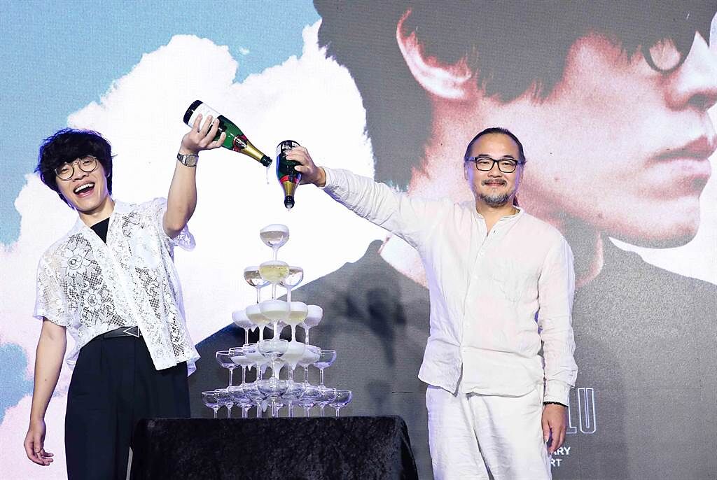 盧廣仲（左）與恩師鍾成虎在記者會上倒香檳預祝演唱會順利成功。（陳俊吉攝）