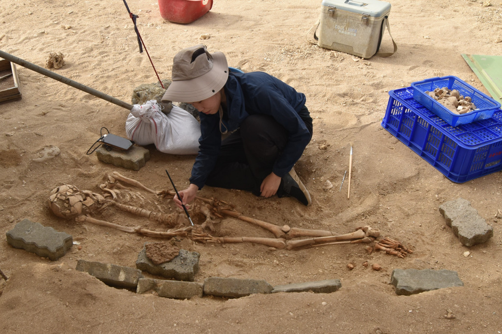 考古人員發掘出土墓葬人骨。（圖／翻攝自臉書粉專「國立清華大學National Tsing Hua University」）
