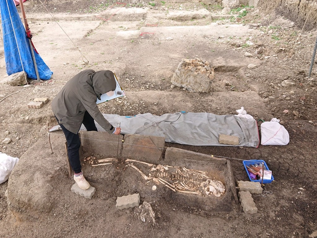 考古人員測量石板棺。（圖／翻攝自臉書粉專「國立清華大學National Tsing Hua University」）
