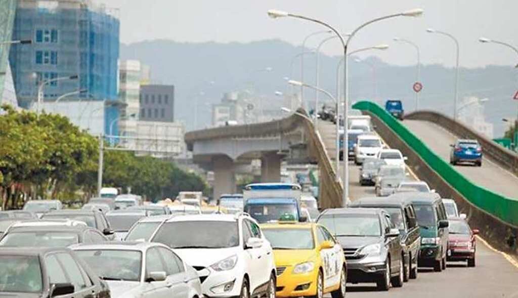 內湖交通塞爆，一直是台北市政難解課題，有網友提議用河運，搭船上下班馬上解決內湖塞車。(資料照)