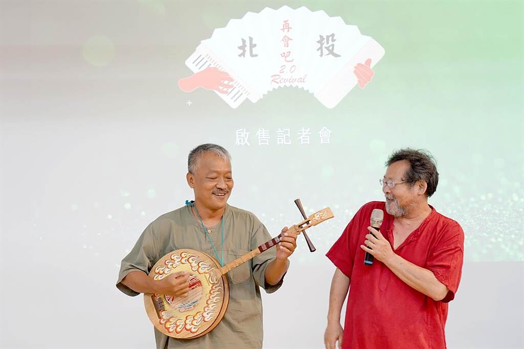 謝銘祐（左）接獲陳明章的月琴，象徵傳承「吟唱歌者」的角色。（綠光劇團提供）