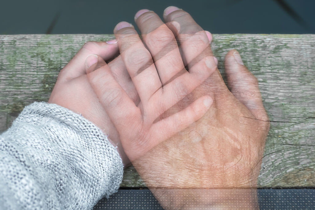 病人離世時，其家屬常關注逝者離開過程是否平順、眼睛有無閉上。（示意圖／Shutterstock）