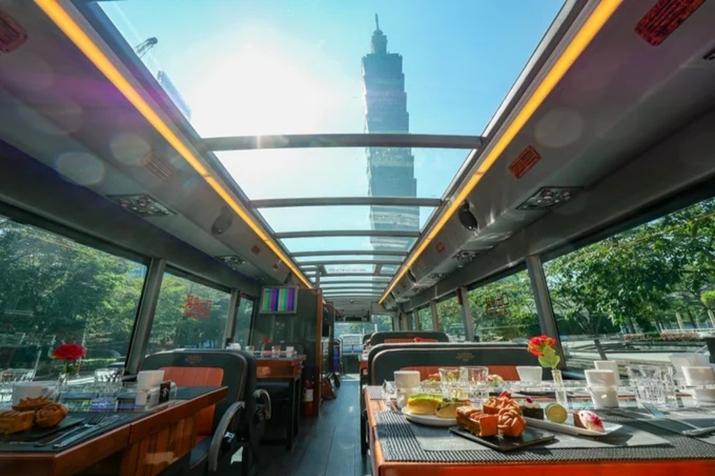雙層餐車會經過陶朱隱園、微風南山、台北101、國父紀念館等熱門觀光景點。（圖／翻攝自KLOOK）