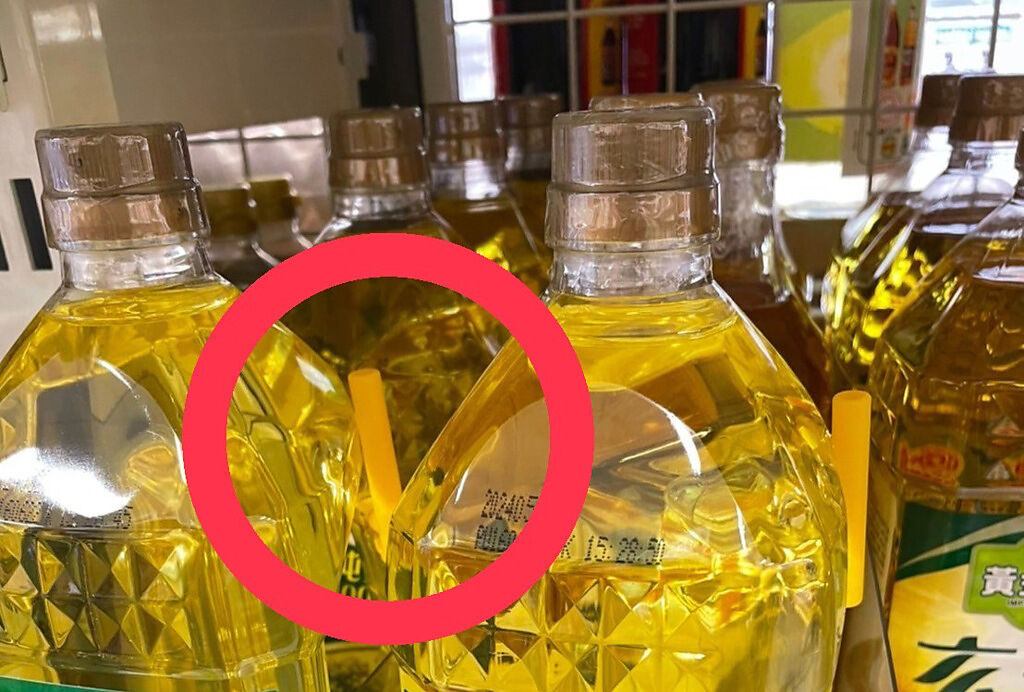 一名女網友發現罐裝沙拉油上都黏著一根小吸管，好奇其用途為何。（圖／翻攝自臉書社團我愛全聯-好物老實說）