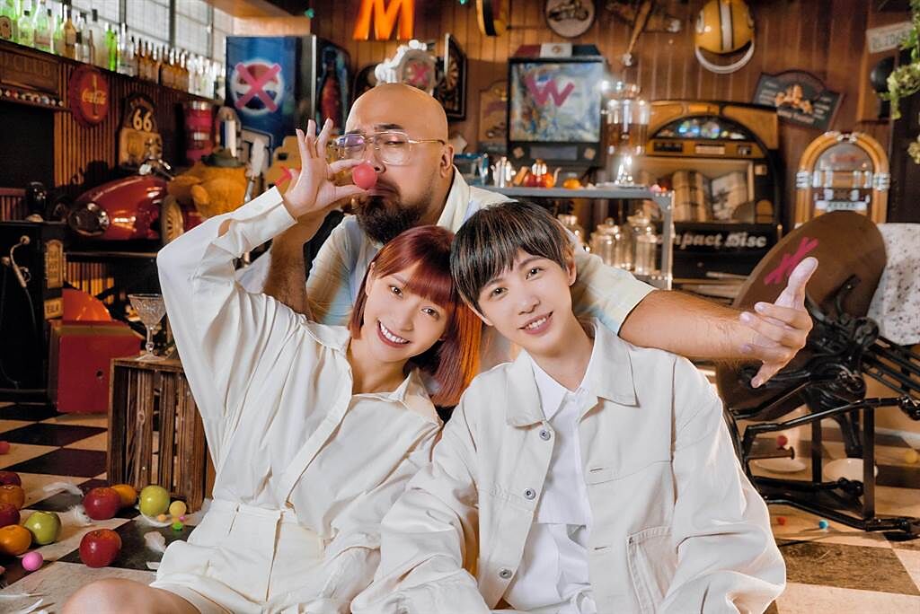 小魏和溫妮推出〈傻呼呼〉MV，找來美麗本人客串店長。（相映國際提供）
