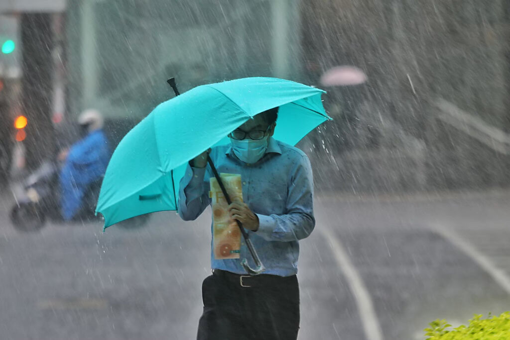 氣象局表示，明（2）日北部及宜蘭、花蓮平地等區域要注意「短延時強降雨」。（示意圖／杜宜諳攝）