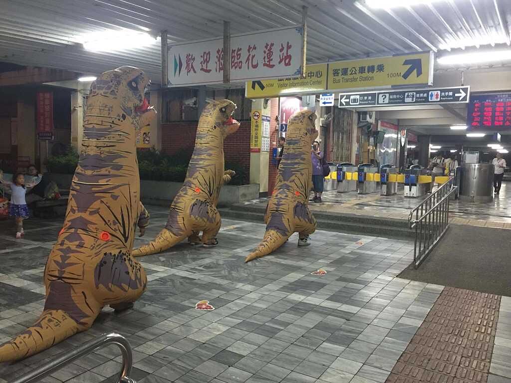 上個月有民眾穿恐龍裝搭火車到花蓮，結果朋友們也穿恐龍裝赴約。（翻攝自爆廢公社公開版臉書）
