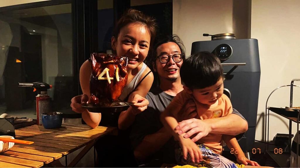 陳意涵送上烤雞蛋糕，為導演老公許富翔慶祝生日。（圖／翻攝自陳意涵臉書）