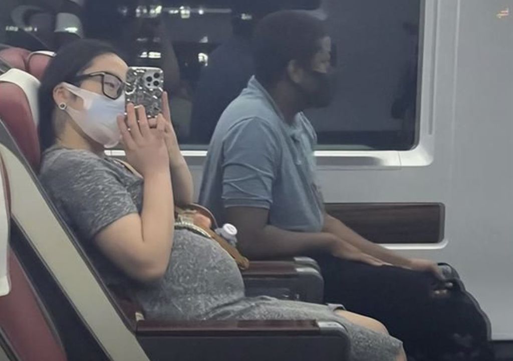 中國20歲網紅挺7個月孕肚與異國丈夫遠走，失聯消息上微博熱搜榜。(圖/翻攝自微博)