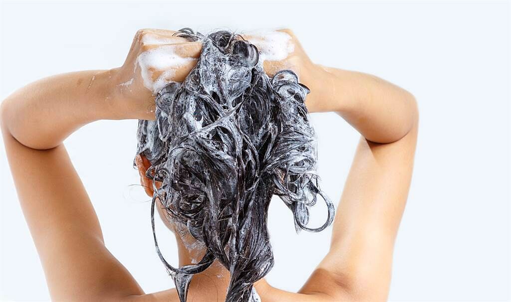不少人在洗髮精、沐浴乳等快用完時，會加水稀釋繼續使用。（示意圖／Shutterstock）