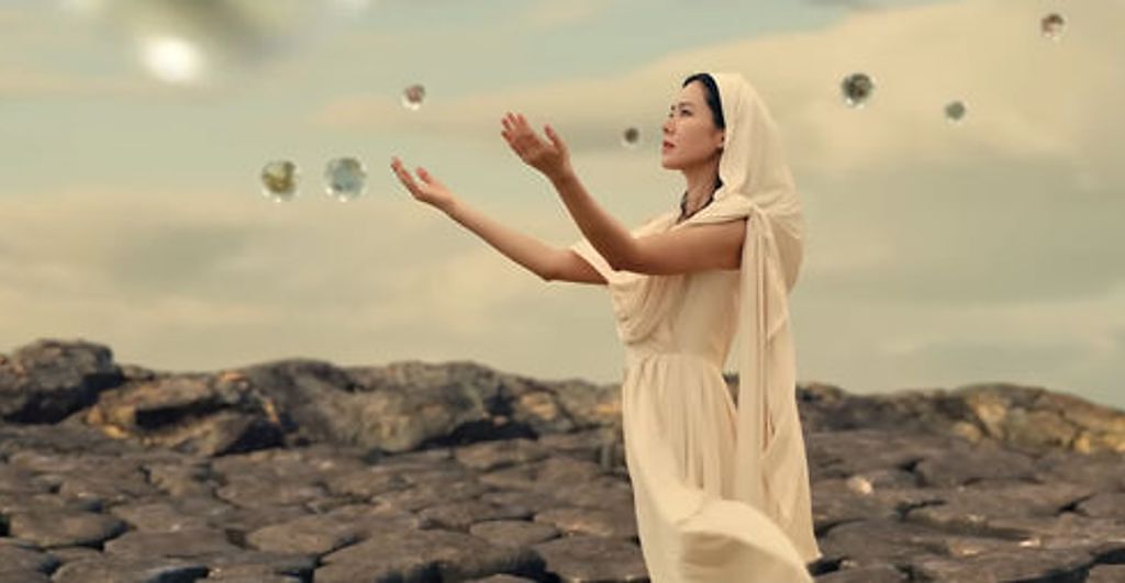 孫藝珍宛如女神般穿著白色長洋裝，看起來仙氣破表。(圖/Youtube)