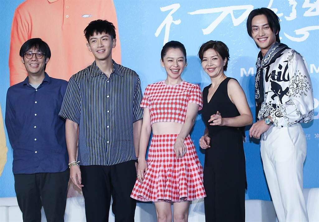 范少勳（右一）3日和導演陳駿霖（左起）、柯震東、徐若瑄、于子育一同出席《初戀慢半拍》記者會。（陳俊吉攝）