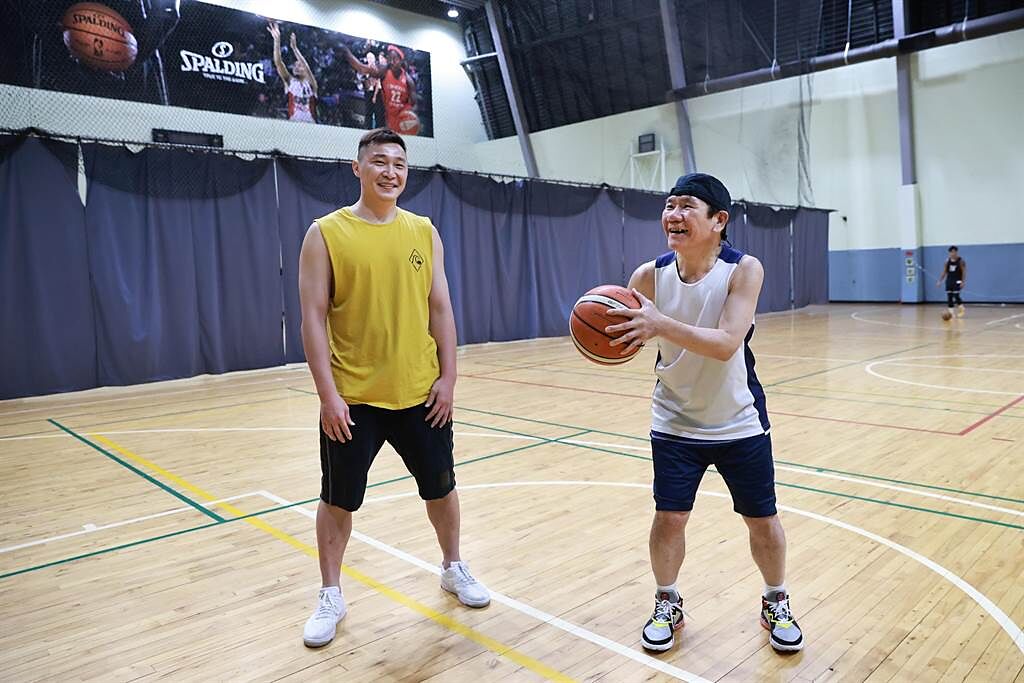 趙傳（右）與張智峰一起打球兼聊爸爸經。（開麗娛樂提供）
