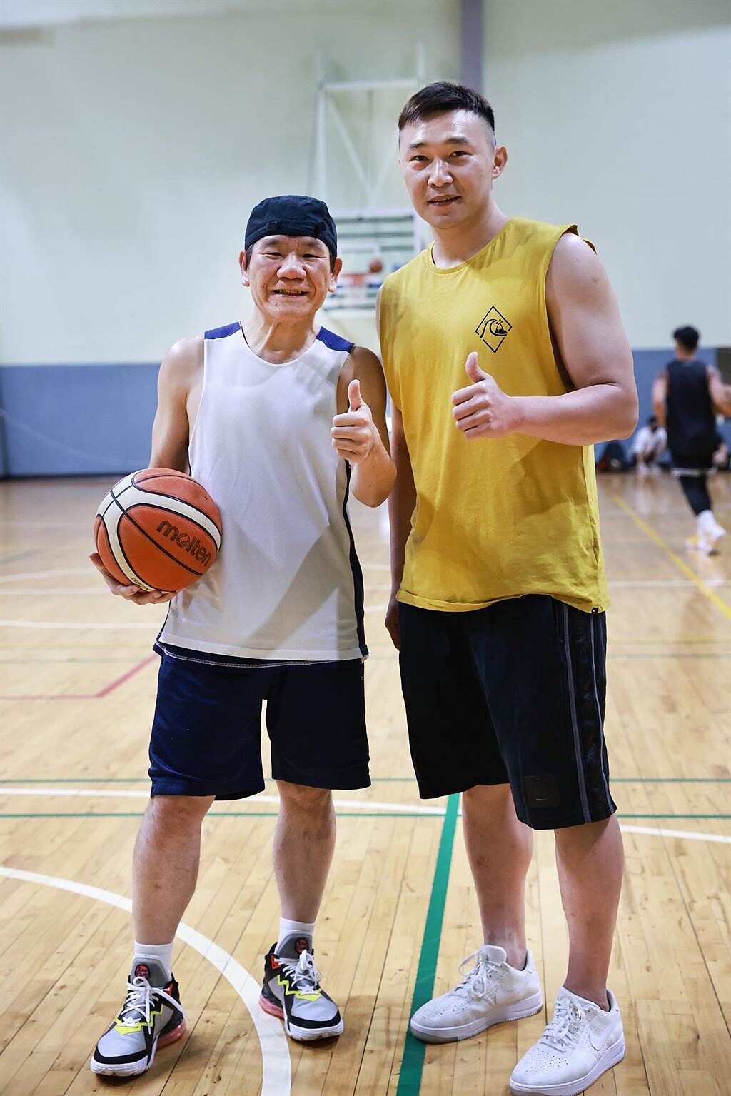 趙傳（左）與張智峰一起打球兼聊爸爸經。（開麗娛樂提供）