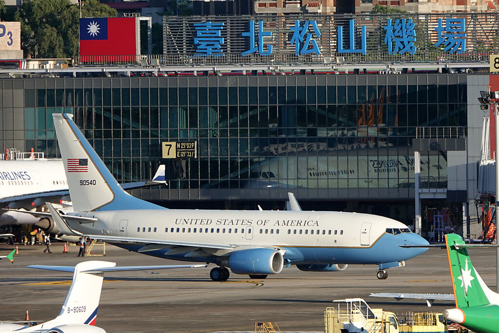 美國聯邦眾議院議長裴洛西所搭乘（Nancy Pelosi）3日下午從台灣松山機場起飛，結束訪台之旅。（張鎧乙攝）