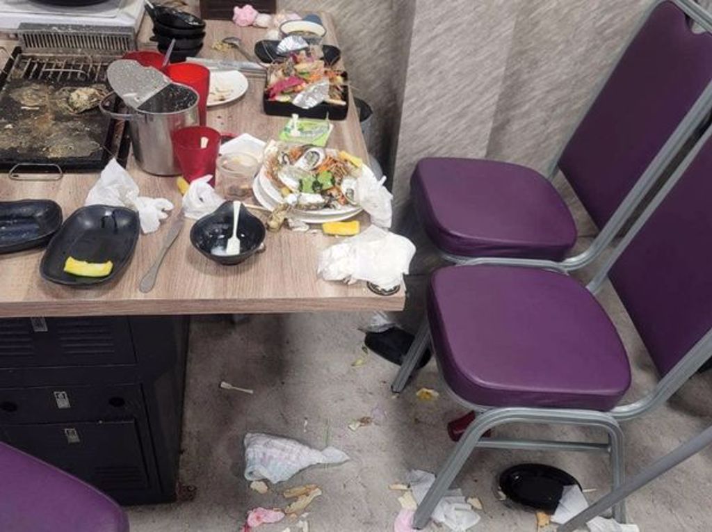 桌上和地上都佈滿垃圾、食物，網友都覺得超誇張。(圖/翻攝自臉書爆怨公社)
