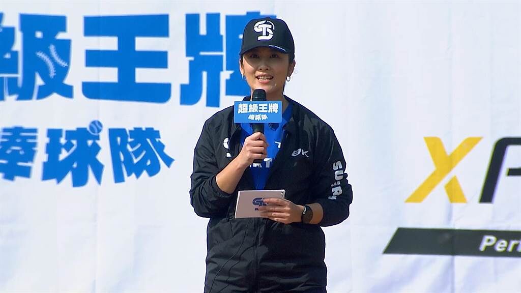 卓君澤擔任《超級王牌棒球隊》的播報員。（巨宸、民視提供）