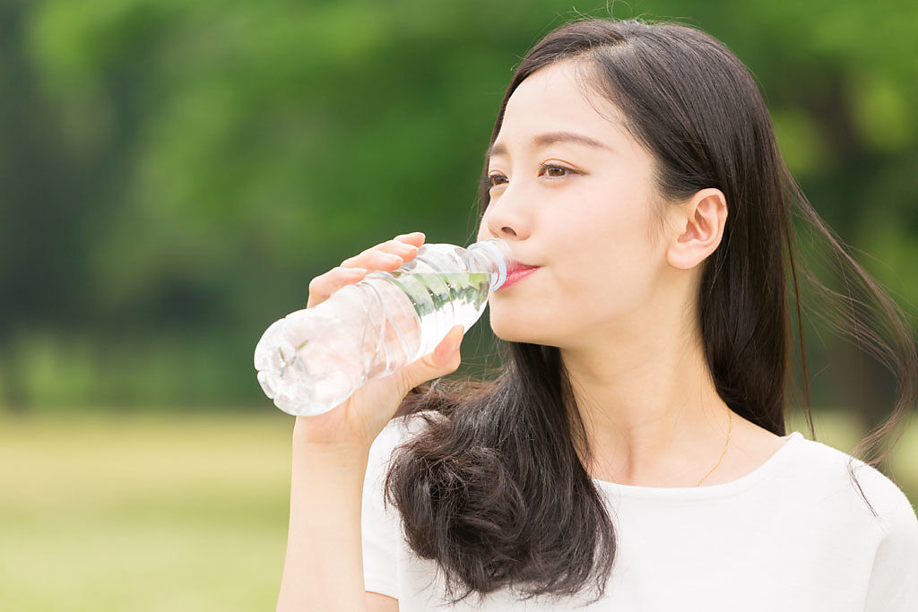 醫師提醒，水別一次喝太多，否則容易害眼壓飆高。（示意圖／達志影像）