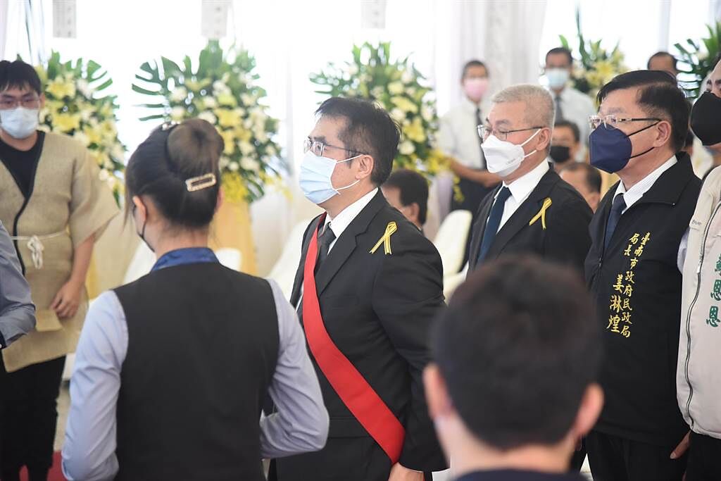 台南市長黃偉哲參加台南市警3分局小隊長藍峰國告別式。（程炳璋攝）