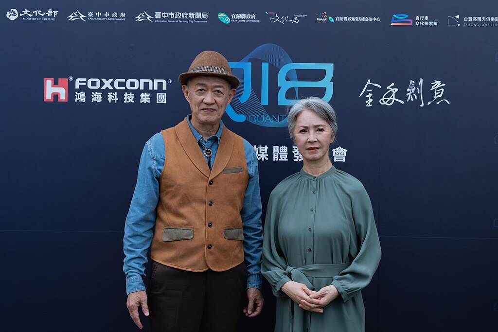 金士傑（左）、李璇詮釋逾百歲的人瑞情侶。（金禾創意提供）