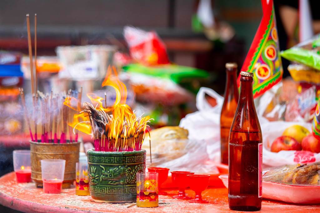 中元普渡時祭品不可亂拜，恐不慎惹禍上身。(示意圖/翻攝自Shutterstock)