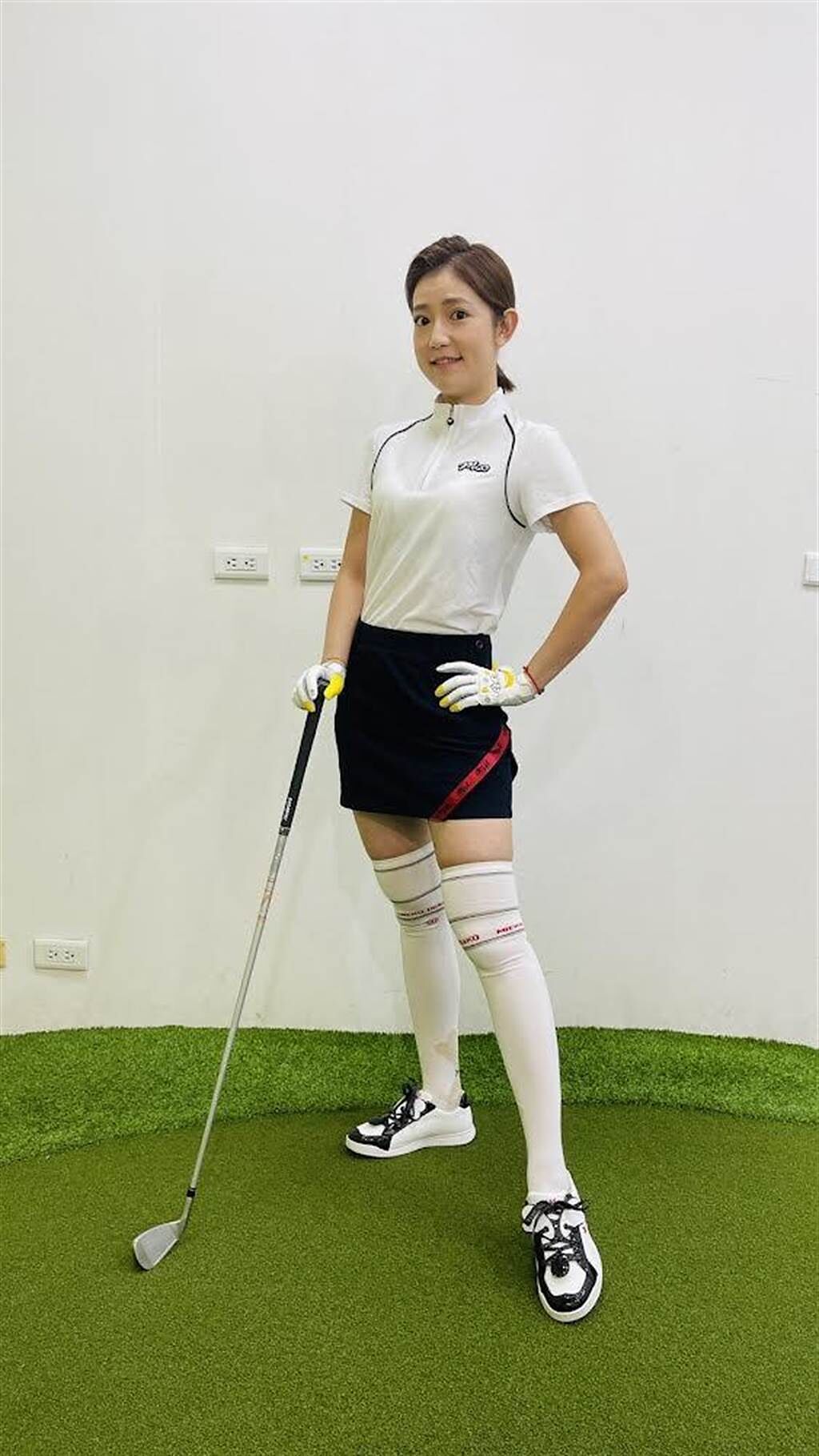 郭亞棠近期認真練習高爾夫球。（民視提供）