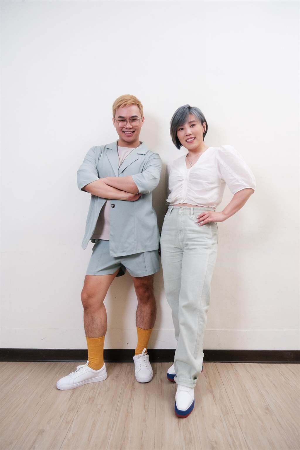 李佳薇（右）日前上那那大師節目宣傳新專輯《痛快》。（小鋼砲娛樂提供）
