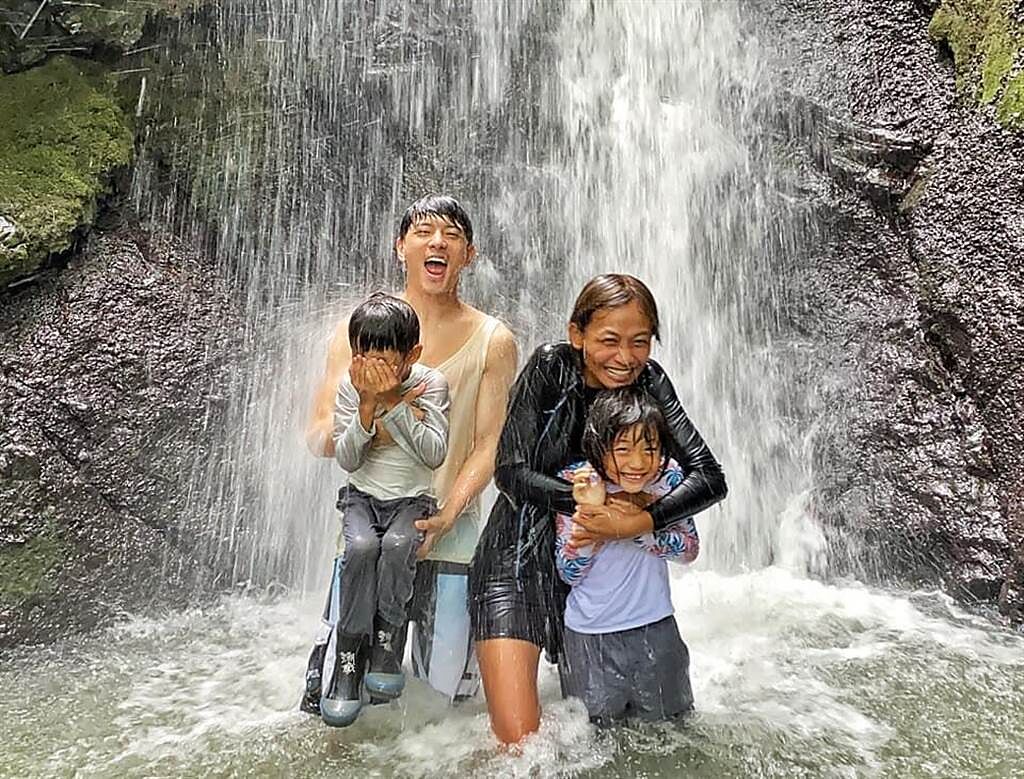 宥勝帶老婆慈惠和一對兒女到恆春尋訪七孔瀑布。（喜鵲娛樂提供）
